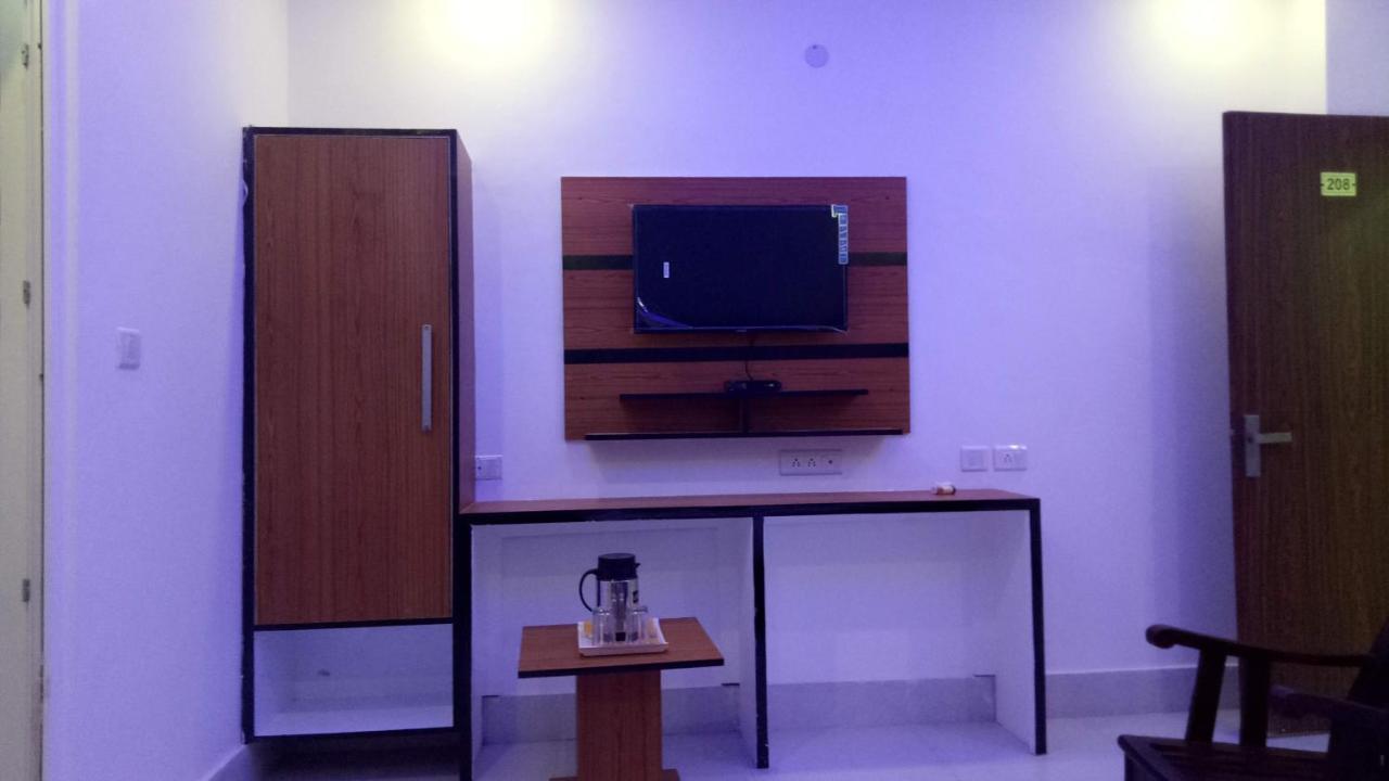 Capital O 13310 Noida Suites Exterior photo